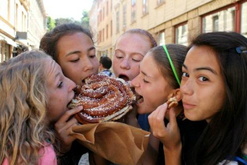 Crossfire Premier U14 girls enjoy some tasty culture while in Sweden