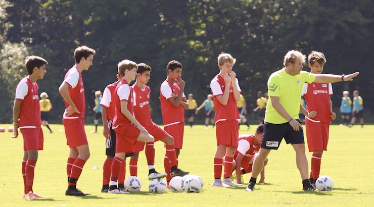 Youth soccer news - Eddie Loewen coaching youth soccer players