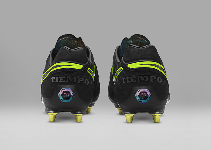 Soccer News: Nike's Anti-Clog Technology Resists the Mud