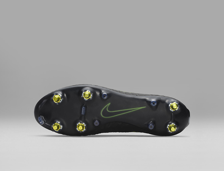 Soccer News: Nike's Anti-Clog Technology Resists the Mud