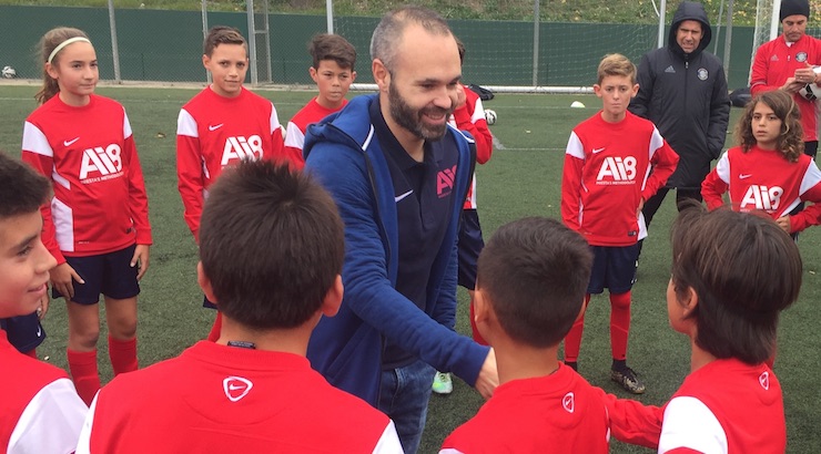 FC Barcelona's Andrés Iniesta meets with players from Southern California's SDSC Academy
