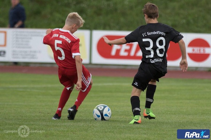 Youth soccer news: American born youth soccer player Grayson Dettoni practices with his team at FC Bayern
