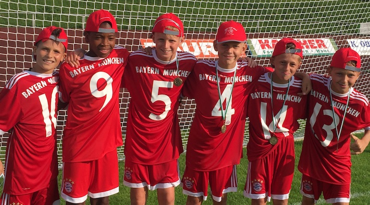 Youth soccer news: American born youth soccer player Grayson Dettoni with his team at FC Bayern