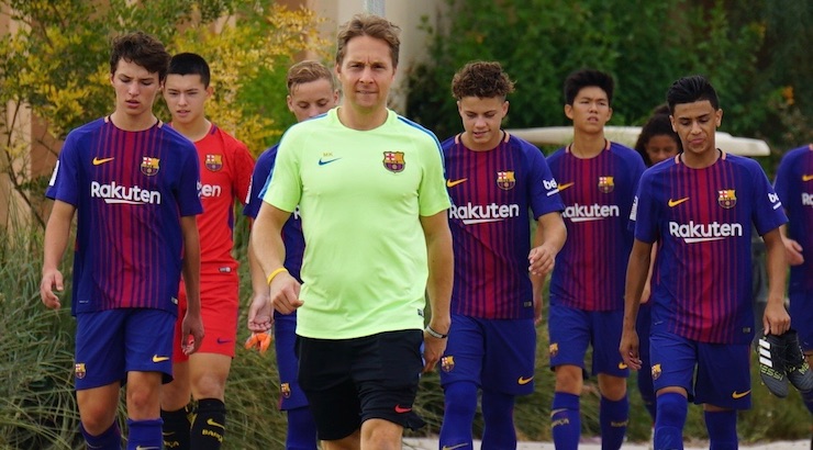 Youth soccer news: Barca Academy's Director of Recruiting Miha Kline walking U17s to the field - September 2017 - Photo Credit Diane Scavuzzo