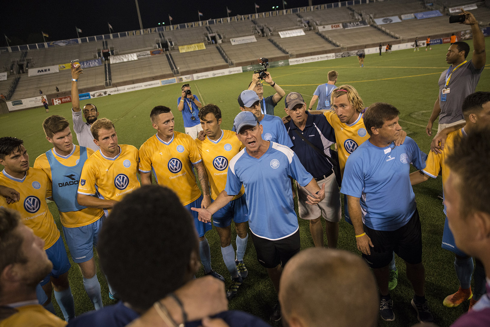 Bill Elliott Talking To Team After Win Over Miami_Ray Soldano Photography