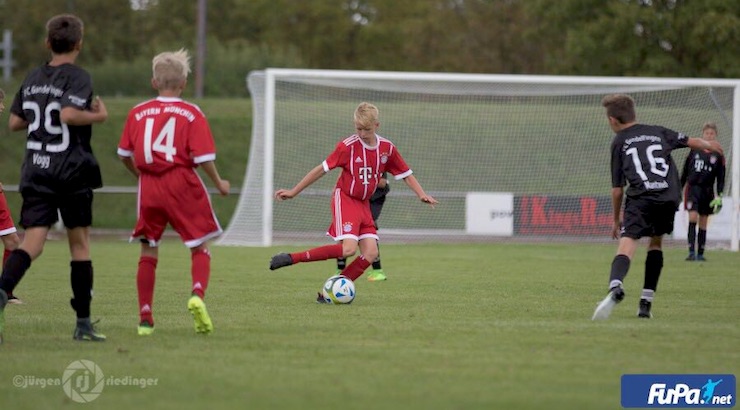 Youth soccer news: American born youth soccer player Grayson Dettoni practices with his team at FC Bayern